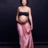 Фотосессия беременных, в студии, беременная девушка на черном фоне