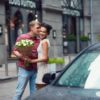 Love story фотосессия, на природе, прогулка по Киеву, пара целуется, у девушки в руках букет белых цветов
