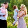 Семейная фотосессия киев, семья с двумя детьми на фоне озера с цветами