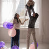 Семейная фотосессия киев, семейная пара с ребенком в студии, много воздушных шаров повсюду