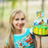 Семейная фотосессия на природе, День Рождения, девушка держит торт