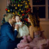 Новогодняя семейная фотосессия, семья из трех человек на фоне елки