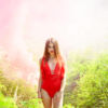 Фотосессия с дымовыми шашками, ph Постникова, модель в красном купальнике, Труханов остров, красный дым