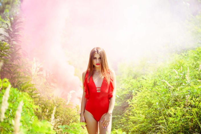 Фотосессия с дымовыми шашками, ph Постникова, модель в красном купальнике, Труханов остров, красный дым