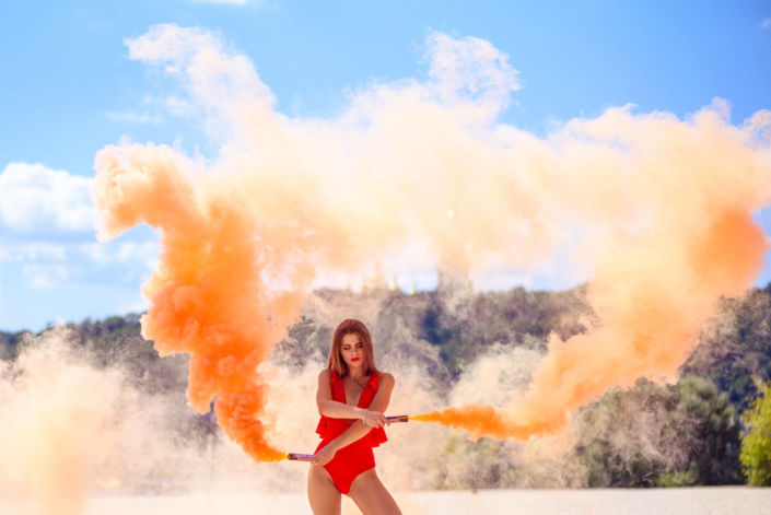 Фотосессия с дымовыми шашками, ph Постникова, модель в красном купальнике, Труханов остров, оранжевый дым, вид на церковь