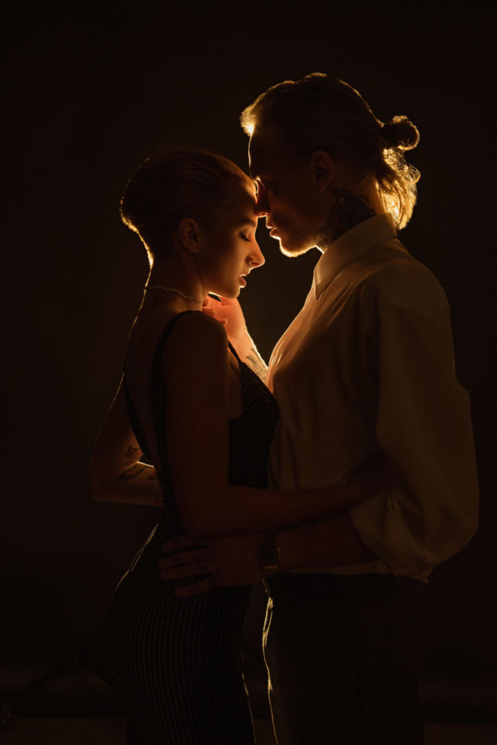 Love story фотосессия, в студии, фото с теплым светом, обнимающаяся пара