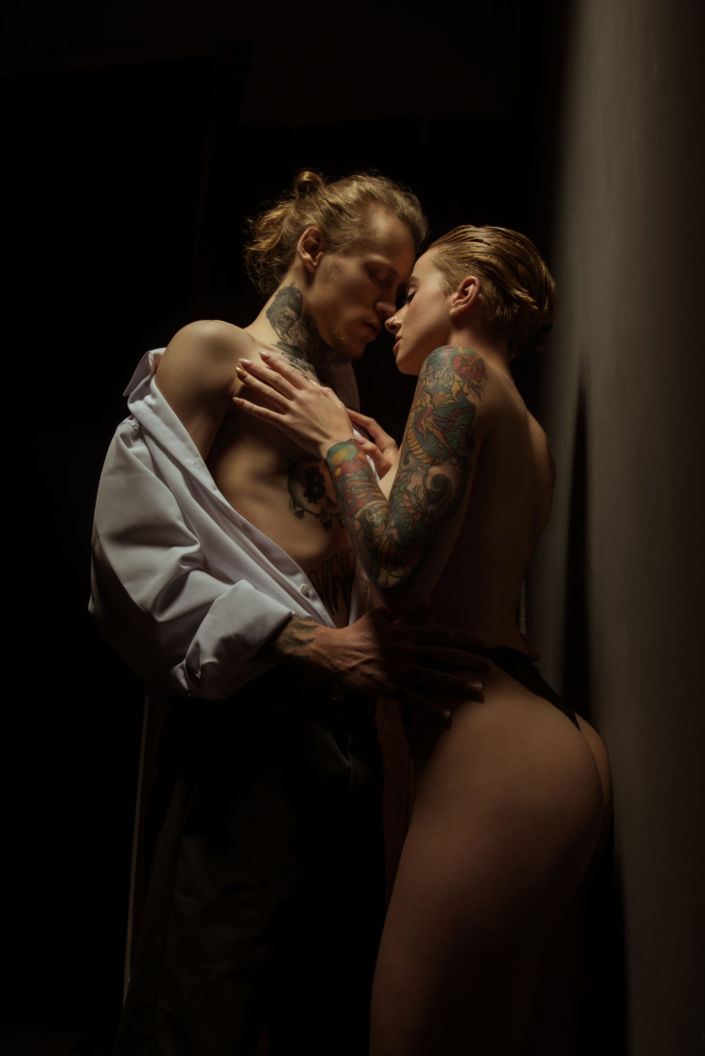 Love story фотосессия, в студии, фото с теплым светом, обнимающаяся пара, девушка раздетая до трусиков