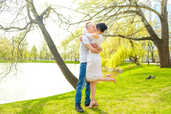 Семейная фотосессия на природе, ВДНХ, пара целуется на фоне озера